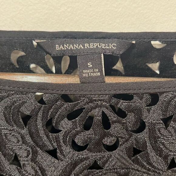 Banana Republic Women’s Black Short Sleeve Lace Cropped Blouse - Size Small - Picture 3 of 4